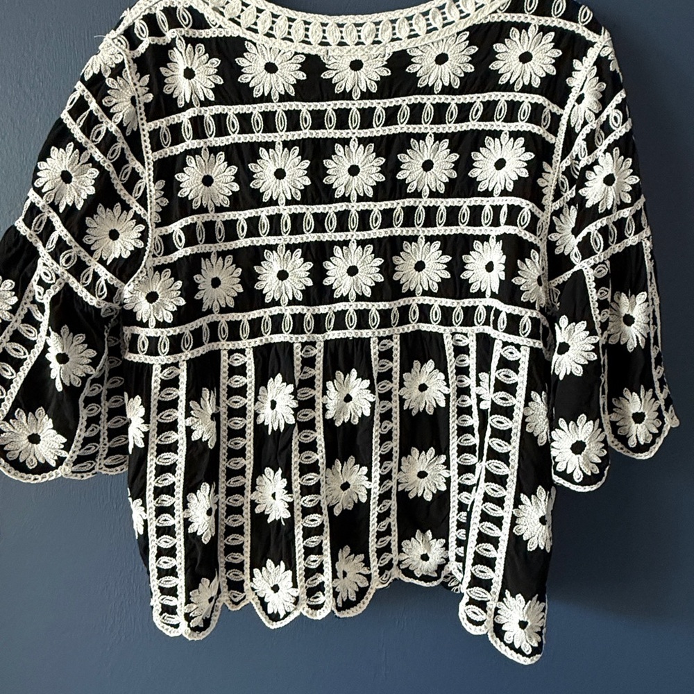 Chic Black and White Floral Women's Blouse - Picture 3 of 12